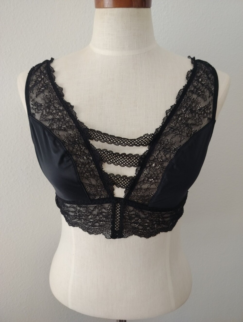 Victoria's Secret Large Black Lace Bralette NWT